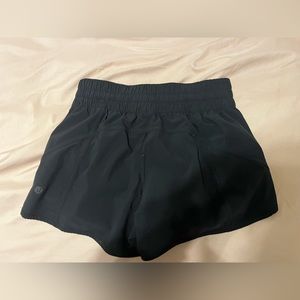 LULU LEMON SIZE 8 (4 inch inseam) BLACK
